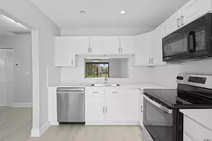 350 Club Cir, Boca Raton, FL 33487 - Photo 5