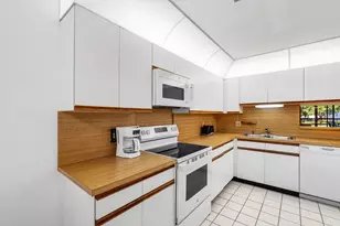 10137 Mangrove Dr, Boynton Beach, FL 33437 - Photo 9