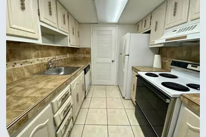 301 Croton Avenue #407, Lantana, FL 33462 - Photo 3
