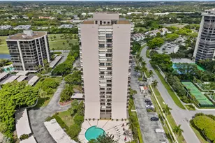 2425 Presidential Way, West Palm Beach, FL 33401 - Photo 9