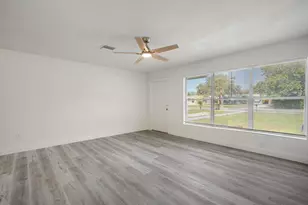 911 SE Dolphin Dr, Stuart, FL 34996 - Photo 9