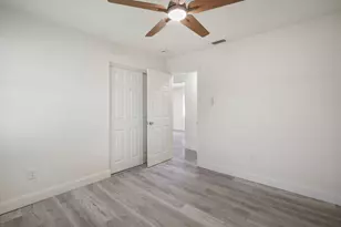 911 SE Dolphin Dr, Stuart, FL 34996 - Photo 17
