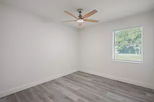 911 SE Dolphin Dr, Stuart, FL 34996 - Photo 17