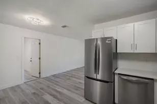 911 SE Dolphin Dr, Stuart, FL 34996 - Photo 13
