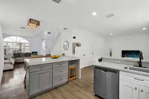 527 NW 87th Ln, Coral Springs, FL 33071 - Photo 5