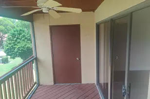 302 Lakeview Dr E, Royal Palm Beach, FL 33411 - Photo 9