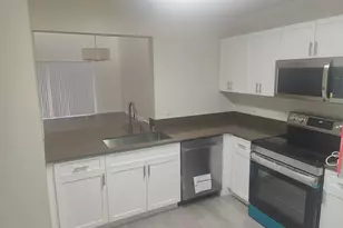 302 Lakeview Dr E, Royal Palm Beach, FL 33411 - Photo 3