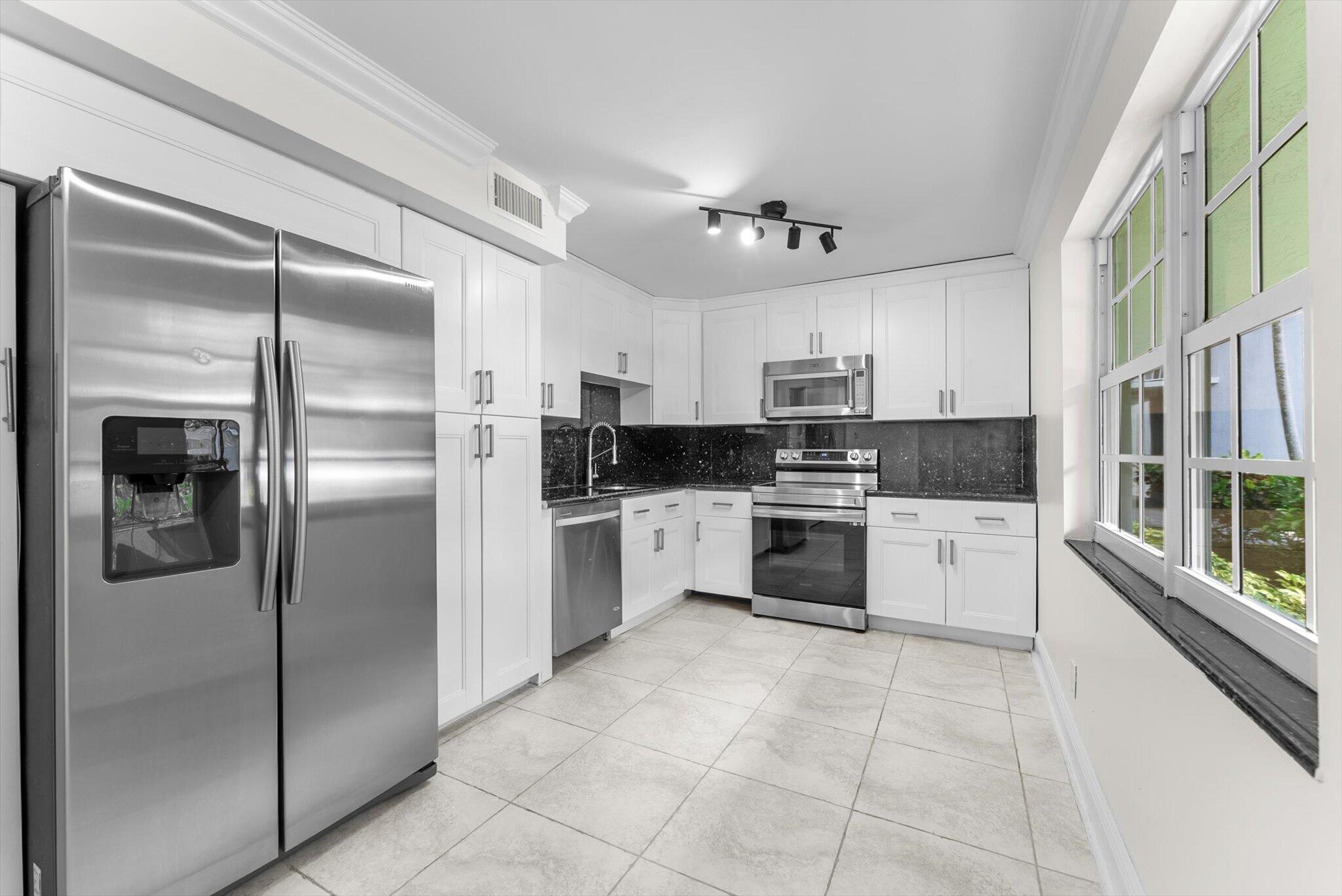 4240 Oaks Terrace #103 - 4240 Oaks Terrace #103, Pompano Beach, FL 33069 Luxury Property | Jose Angel Pina