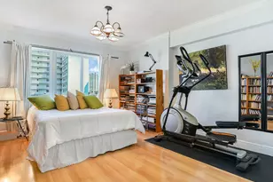 126 Golden Isles Dr, Hallandale Beach, FL 33009 - Photo 25