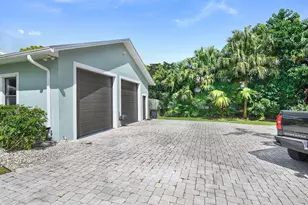 1225 SW Magnolia Bluff Dr, Palm City, FL 34990 - Photo 5