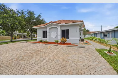 913 NE 12th Avenue, Pompano Beach, FL 33060 - Photo 1