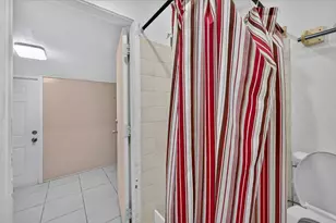 646 NE 38th St, Oakland Park, FL 33334 - Photo 15