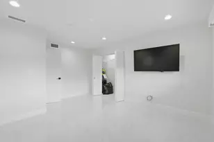 877 NE 195th St, Miami, FL 33179 - Photo 33
