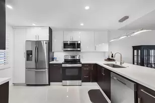 3930 Oaks Clubhouse Dr, Pompano Beach, FL 33069 - Photo 5