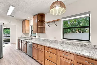7085 Hyatt Avenue, Lantana, FL 33462 - Photo 7