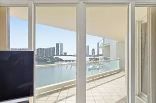 7000 W Island Blvd, Aventura, FL 33160 - Photo 17