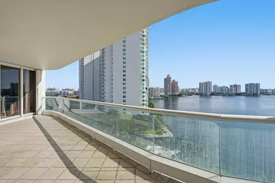7000 W Island Boulevard #907, Aventura, FL 33160 - Photo 5
