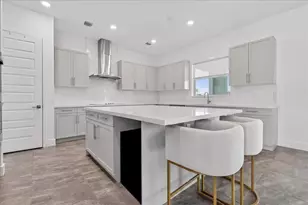 2010 Meadows Dr, Davie, FL 33324 - Photo 3