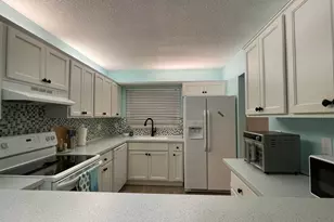 1210 SE Parkview Pl, Stuart, FL 34994 - Photo 3