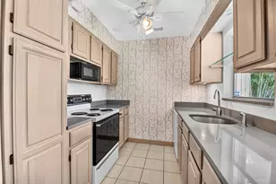 129 Greenbrier Dr, Palm Springs, FL 33461 - Photo 7