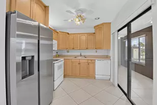 174 Capri D E, Delray Beach, FL 33484 - Photo 9