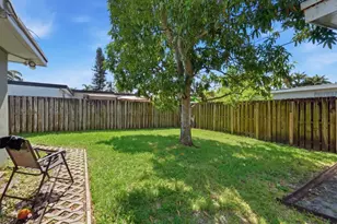 309 SW 7th Ct, Hallandale Beach, FL 33009 - Photo 23