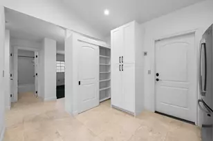 8211 NW 70th St, Tamarac, FL 33321 - Photo 9