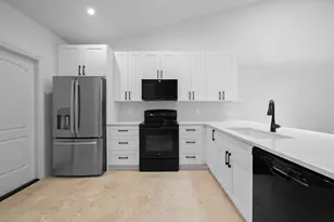 8211 NW 70th St, Tamarac, FL 33321 - Photo 7