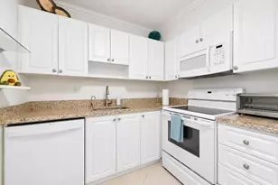 21 Flanders A, Delray Beach, FL 33484 - Photo 9