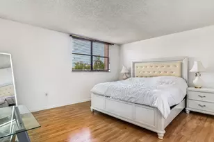 900 NE 195th St, Miami, FL 33179 - Photo 15