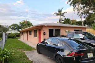 22 SW 9th St, Hallandale Beach, FL 33009 - Photo 1
