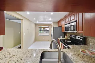 901 Colony Point Cir, Pembroke Pines, FL 33026 - Photo 7