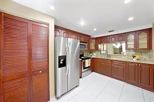 901 Colony Point Cir, Pembroke Pines, FL 33026 - Photo 5