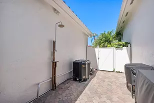 1081 Bel Aire Dr E, Pembroke Pines, FL 33027 - Photo 25