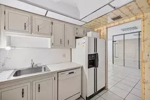 1100 St Charles Pl, Pembroke Pines, FL 33026 - Photo 29