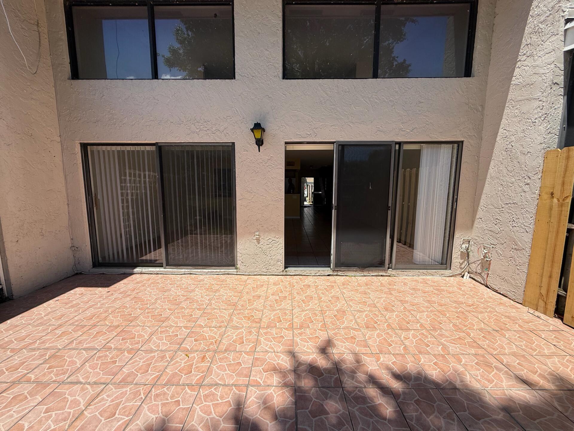 5006 S University Dr main architectural view