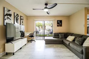 450 Palm Cir W, Pembroke Pines, FL 33025 - Photo 13