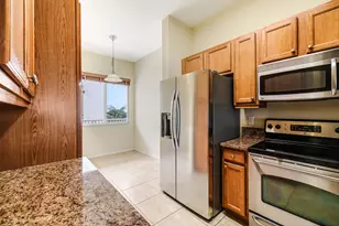 3600 Oaks Clubhouse Dr, Pompano Beach, FL 33069 - Photo 9