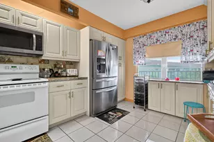 13001 SW 11th Ct, Pembroke Pines, FL 33027 - Photo 9