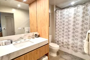 11 NE 6th St, Miami, FL 33132 - Photo 17