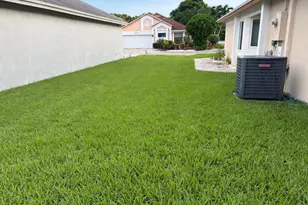 838 E Palm Run Dr, North Lauderdale, FL 33068 - Photo 13