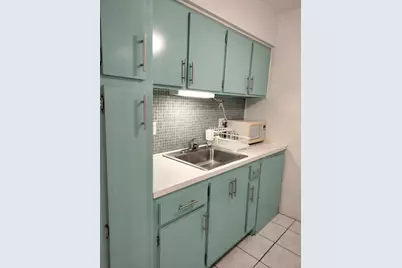 815 SW 10th Terrace #17V, Hallandale Beach, FL 33009 - Photo 5