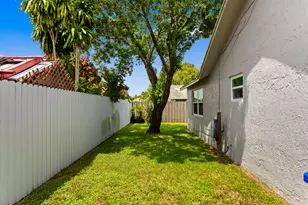 8621 NW 3rd St, Pembroke Pines, FL 33024 - Photo 29