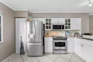 2205 S Cypress Bend Dr, Pompano Beach, FL 33069 - Photo 5