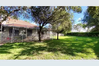 1828 NW 79th Way NW, Pembroke Pines, FL 33024 - Photo 15