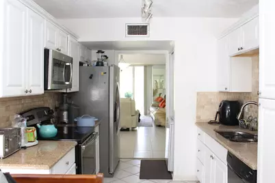 3425 Via Poinciana #203, Lake Worth, FL 33467 - Photo 5