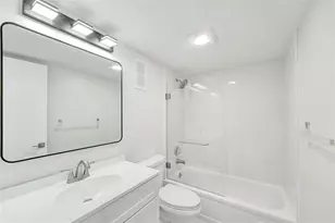 1000 St Charles Pl, Pembroke Pines, FL 33026 - Photo 23