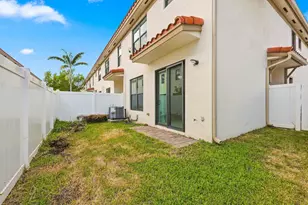 2011 Tamarind Dr, Riviera Beach, FL 33410 - Photo 9
