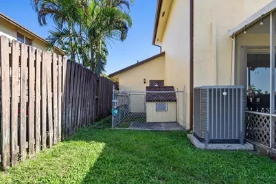 940 SW 96th Avenue, Pembroke Pines, FL 33025 - Photo 19