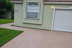 10627 NW 7th St, Pembroke Pines, FL 33026 - Photo 1